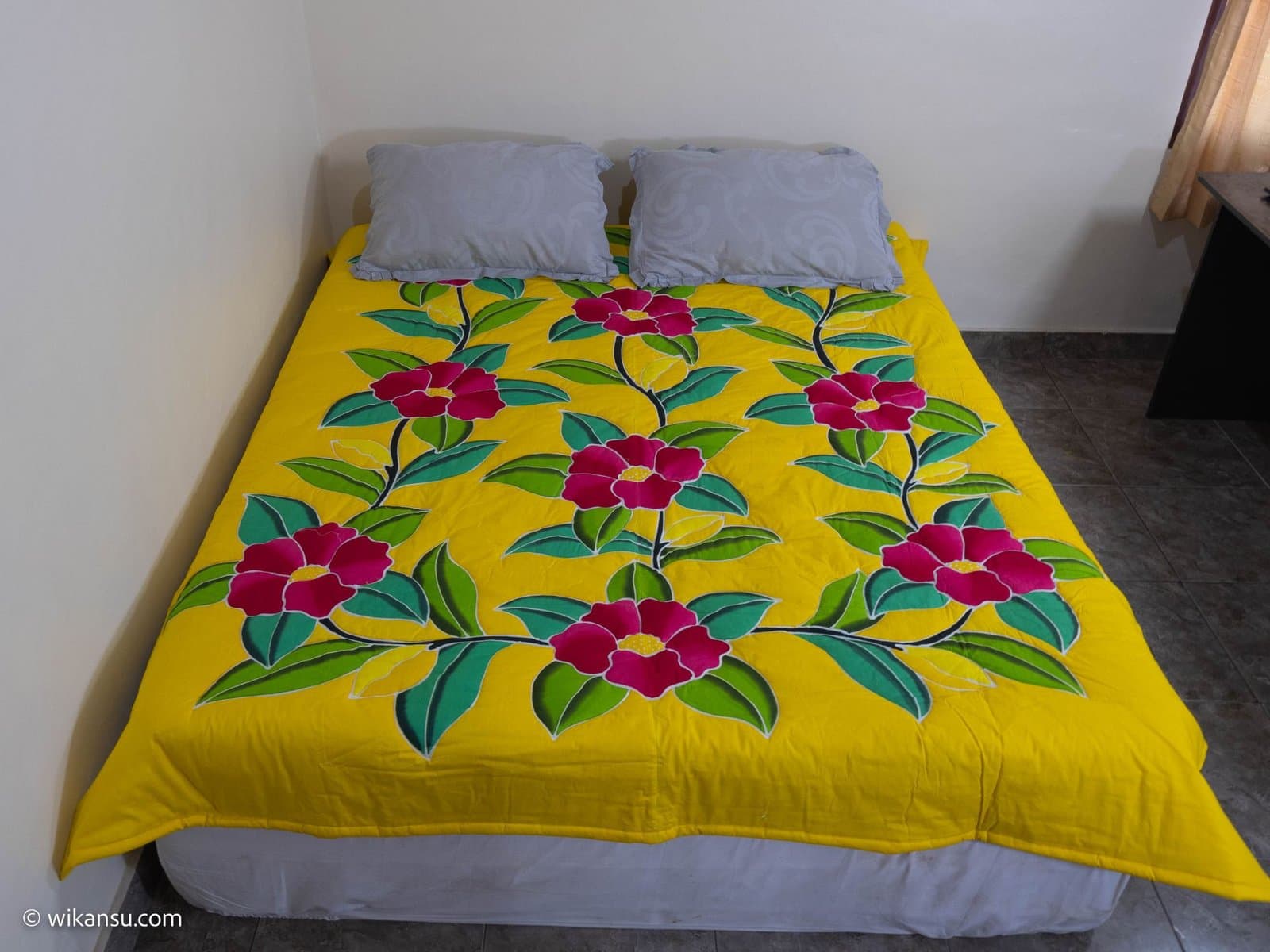 Red Wild Rose Flowers Yellow Base